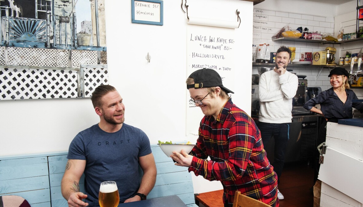 Danne Reimer jobbar i kvarteret och käkar gärna Benji’s mat: ”De har supergod lasagne!”. Benjamin serverar mat åt gästen Danne Reimer.