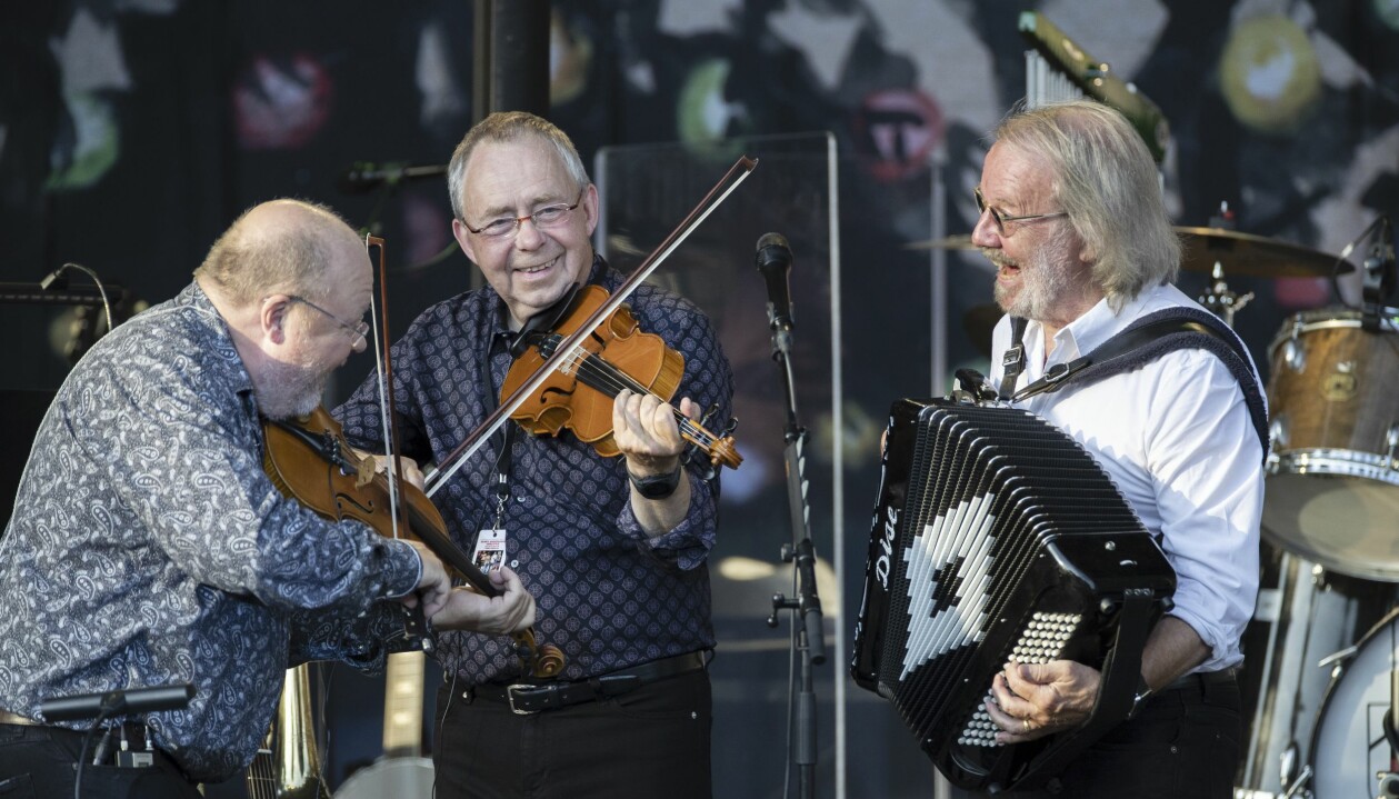 Benny Anderssons orkester – Kalle Moraeus, Olle Moraeus, Benny Andersson – står på scen. Benny Anderssons orkester – Kalle Moraeus, Olle Moraeus, Benny Andersson – står på scen.