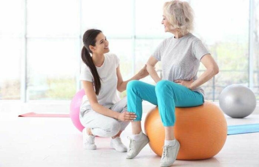 Äldre kvinna tränar med en pilatesboll