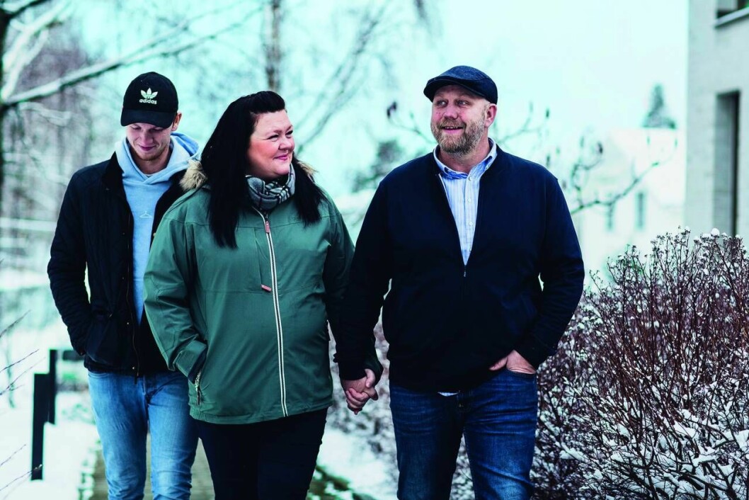”Vi är en öppen familj. Det har hjälpt att kunna prata”, berättar Bente Linn som ändå saknar ett nätverk för drabbade och anhöriga. Från vänster Joakim, Bente Linn och Kim. Äldste sonen Marius var inte hemma vid fotograferingen. Foto: Astrid Waller Bente Linn med sin familj
