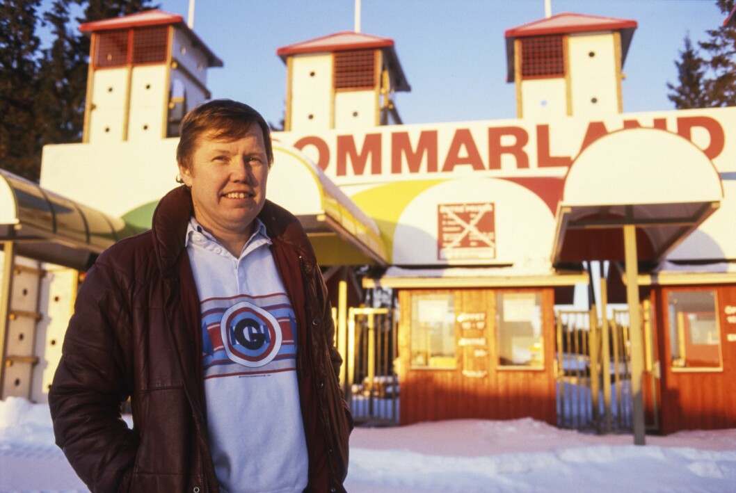 Trots många kontroverser genom åren har Danne Stråhed haft ett gott förhållande till skivbolagskungen Bert Karlsson. Bert Karlsson framför sitt Skara Sommarland, under senare delen av 80-talet.