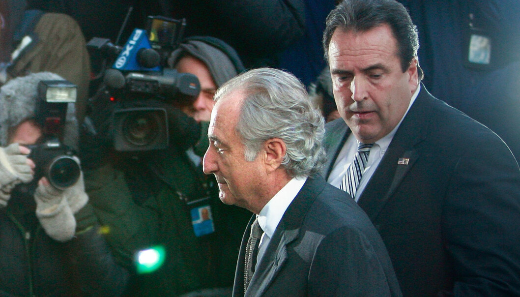 Från respekterad till föraktad. Bernie Madoff drog med sig många i fallet. Bernie Madoff på väg till rättegången