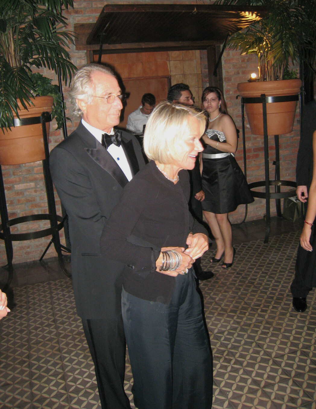 Bernie och Ruth Madoff på societetsbröllop några år innan bubblan sprack. Bernie och Ruth Madoff