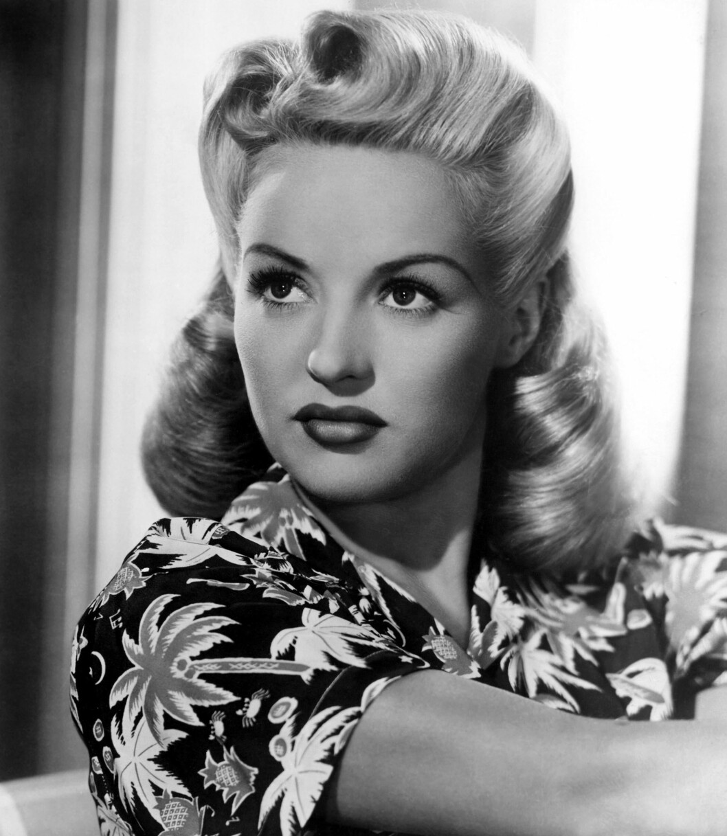 Skådespelerskan, dansaren och modellen Betty Grable i frisyr "victory rolls".
