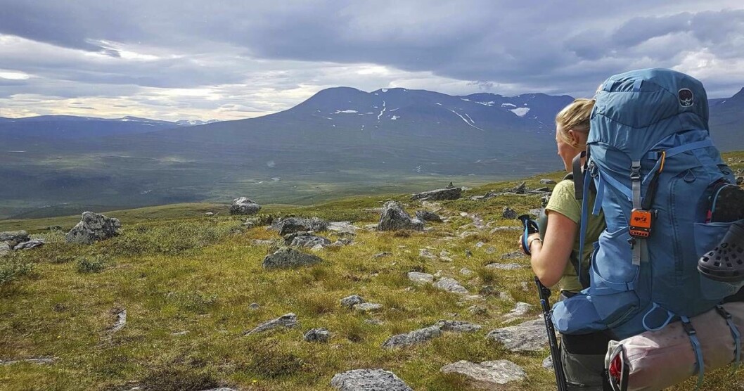 Betty bestämde sig för att vandra hela Kungsleden, från Hemavan till Abisko, en vandring på 42 mil. Foto: Thijs-Bijlard/privat. Betty bestämde sig för att vandra hela Kungsleden, från Hemavan till Abisko, en vandring på 42 mil. Här syns Betty med full packning på ryggen.