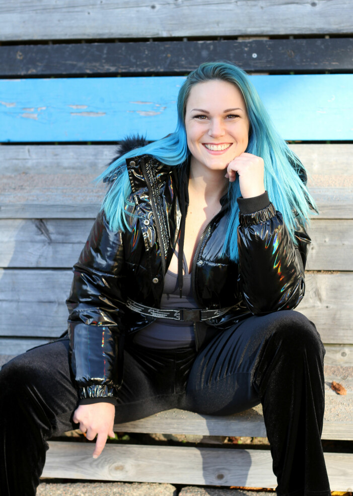 När Linnéa kliver in i wrestling - ringen blir hon Betty Rose - ett alter ego med kaxighet och lekfullhet. Linnéa Runhage tränade ridning och cheerleading innan hon blev wrestlare.
