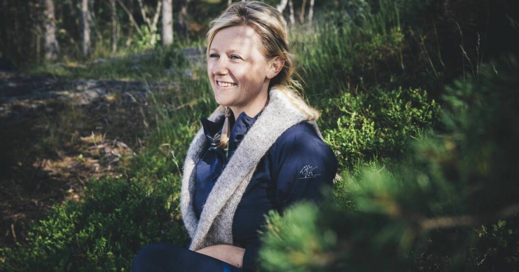Betty körde sönder sin kropp brutalt men hittade medicin och läkning i naturen. Foto: Emma Mattsson. Emma ser glad ut, sitter i grön skog.