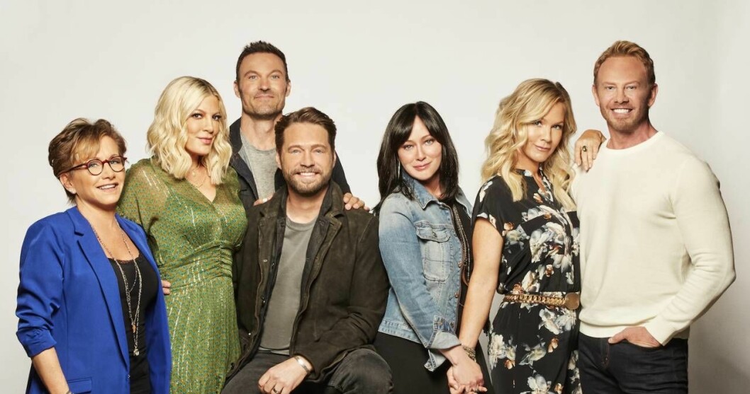 Gabrielle Carteris, Tori Spelling, Brian Austin Green, Jason Priestley, Shannen Doherty, Jennie Garth och Ian Ziering i BH90210, Foto: Fox Media