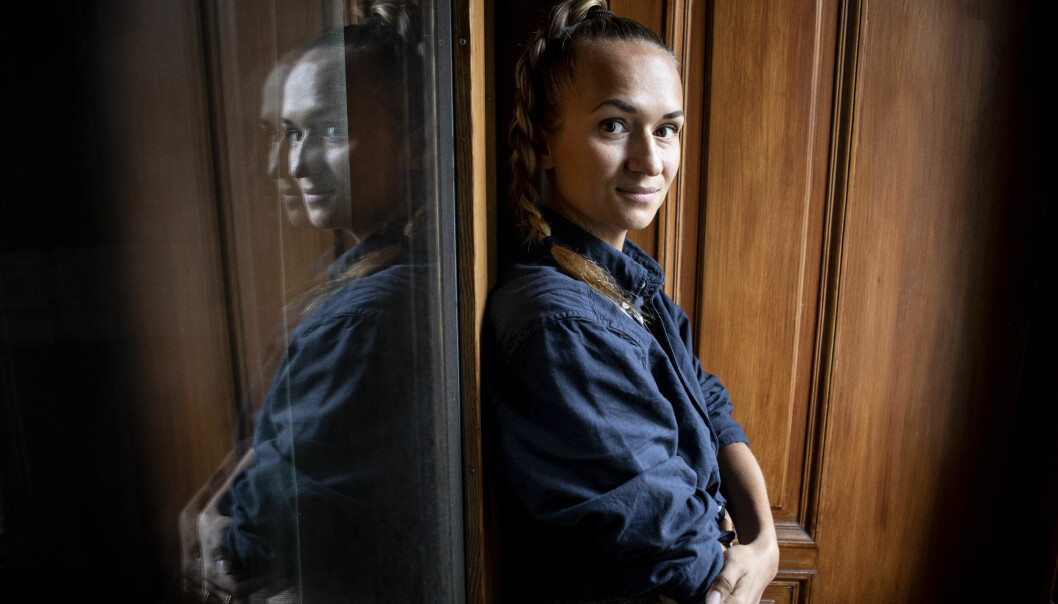Bianca Kronlöf står lutad mot en vägg med armarna i kors och tittar snett in i kameran.