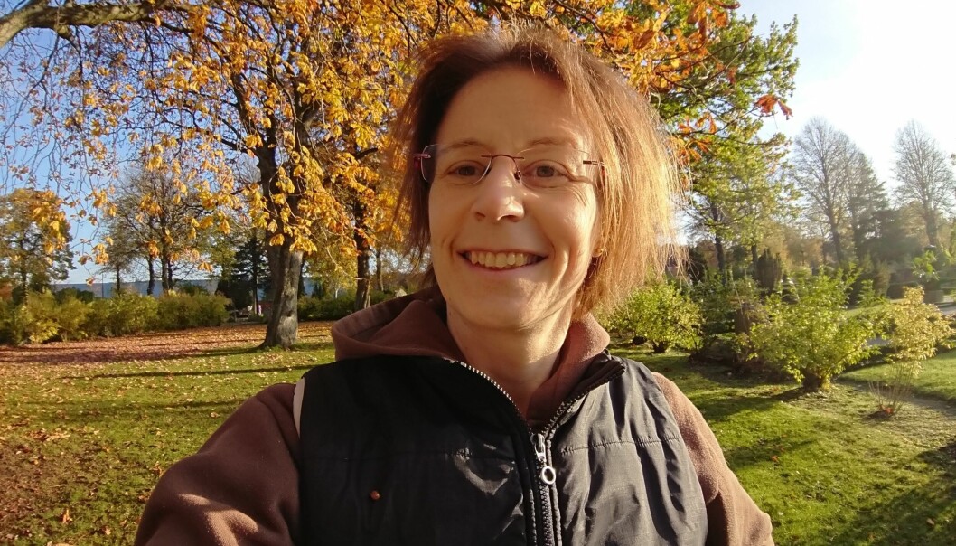 En selfie på Bianca Zenonsson ute i en park i höstfärger.