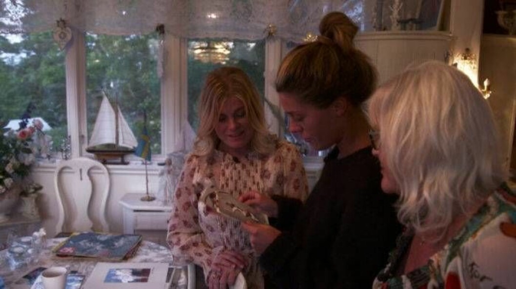 Bianca Ingrosso får ta del av de lättklädda bilderna i familjeklippen. En tradition som lär dö ut med mammas och mormors bidrag. Foto: Kanal5 Bianca Ingrosso får ta del av de lättklädda bilderna i familjeklippen.