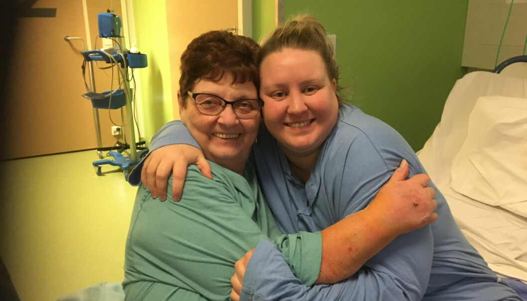 Birgit och Heidi, som båda är svenskspråkig finlandssvenskar, blev goda vänner på sjukhuset. Heidi och hennes vän Birgit håller om varandra i en kram, samtidigt som de tittar mot kameran och ler.