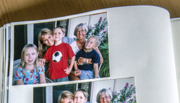 Nicole som barn. Hon skrattar, omgiven av mamma, mormor och de yngre bröderna. En sida i fotoalbumet – och en av många lyckliga stunder. Foto: Emelie Asplund Bild ur ett fotoalbum där Nicole skrattar och är omgiven av sin familj.