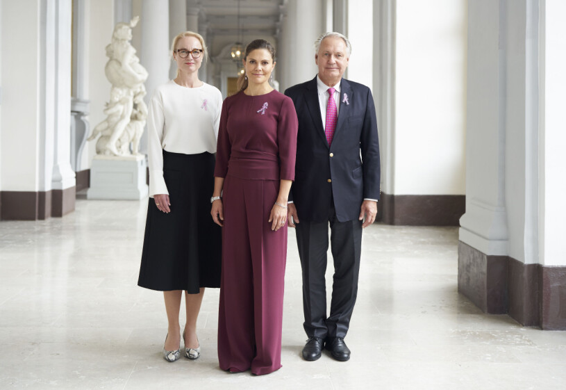 Victoria med Cancerfondens generalsekreterare Ulrika Årehed Kågström och ordföranden i Cancerfondens forskningsnämnd Klas Kärre. Rosa Bandet 2021 Kronprinsessan Victoria Cancerfondens generalsekreterare Ulrika Årehed Kågström och ordföranden i Cancerfondens forskningsnämnd Klas Kärre