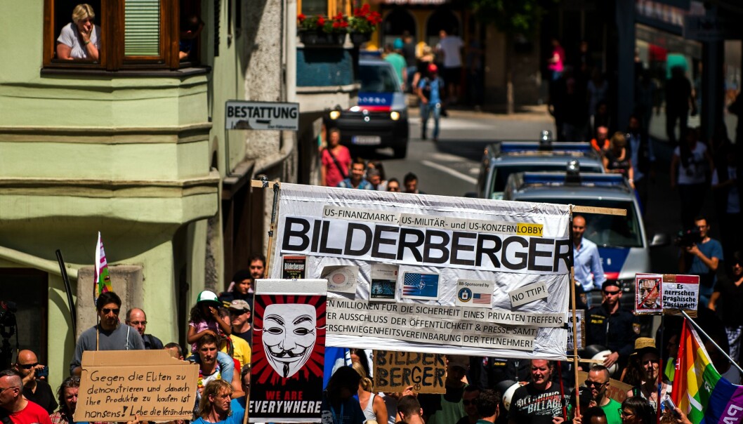 Protester i Österrike inför Bilderbergsgruppens möte. En hemlig elitsammanslutning som hotar den medborgerliga friheten menar vissa. Foto: TT Protester mot Bilderbergsgruppens årliga möte