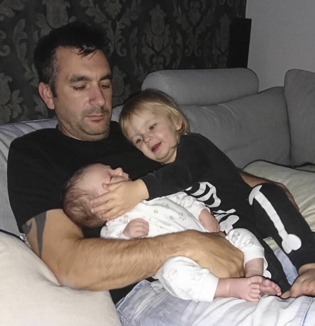 Nybliven tvåbarnsfar. Benny myser med minstingen Loke och storasyster Miranda. Foto: Privat Nyblivna tvåbarnspappan Benny myser i soffan med Loke och Miranda.