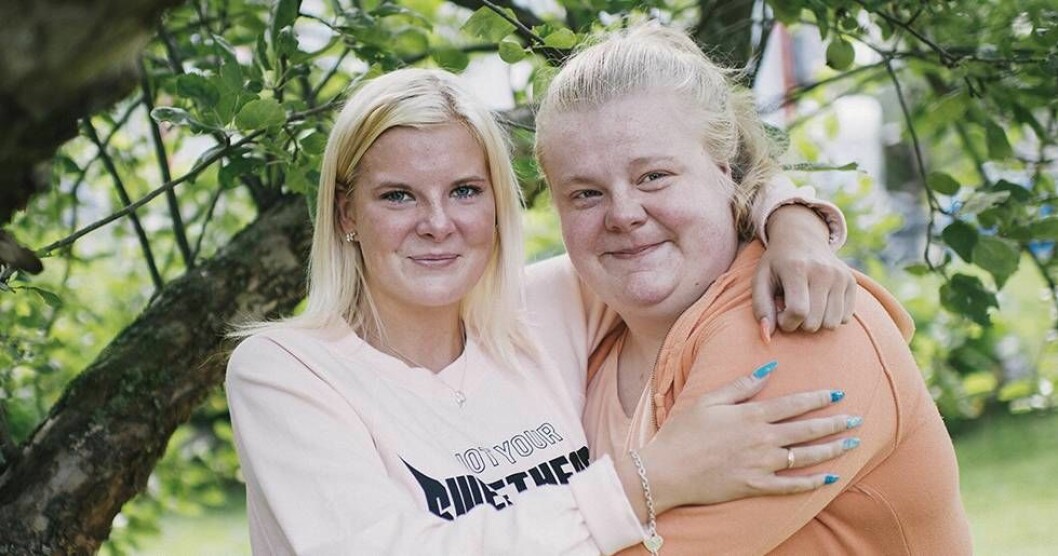 Systrarna efter bilolyckan.
