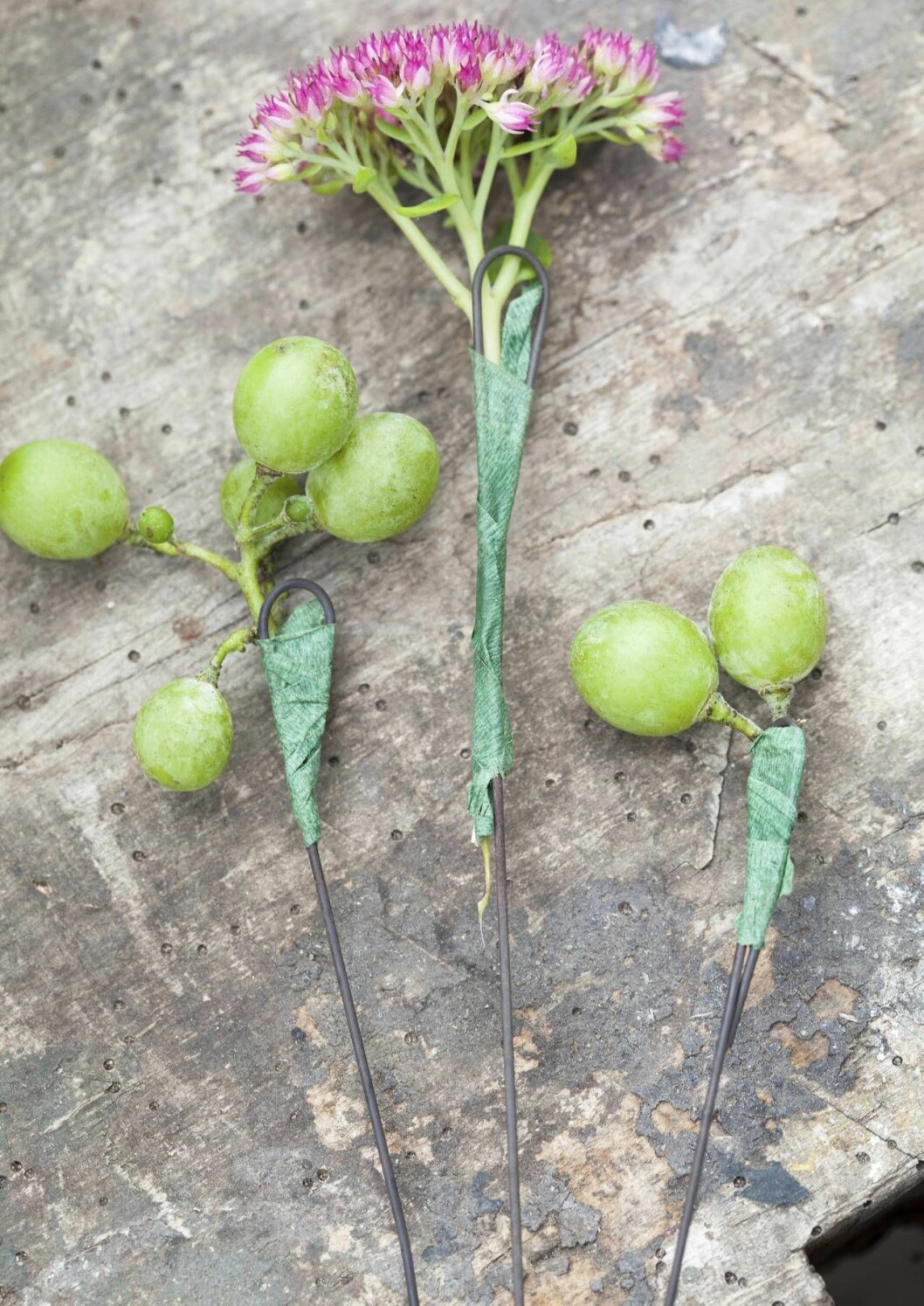 Med hjälp av enkla floristtricks kan du använda material med korta stjälkar i dina buketter. Skapa falska stjälkar i din bukett