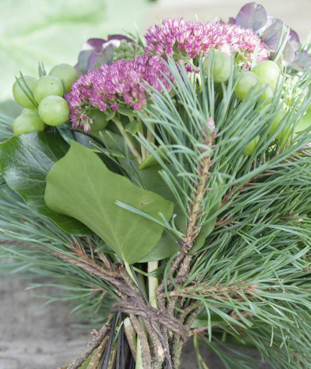 När man bygger stjälkar till material som annars inte hade gått att använda ökar man materialtillgången rejält. Detaljbild av bukett gjord på höstblommor