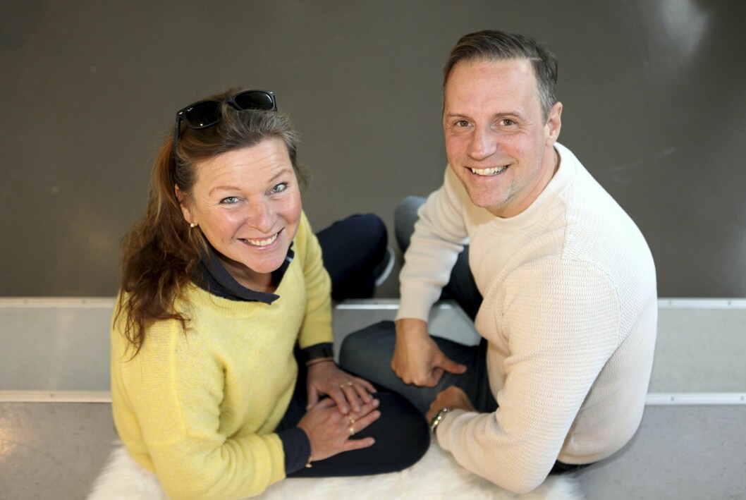 Deras relation är nästan som en syskonrelation. Lotta Engberg och Stefan Odelberg, parhästarna som leder Bingolotto, älskar att jobba ihop. Programledarna Lotta Engberg och Stefan Odelberg, som ska leda Bingolotto genom uppesittarkvällen på nyårsafton, är ett radarpar som trivs ihop.