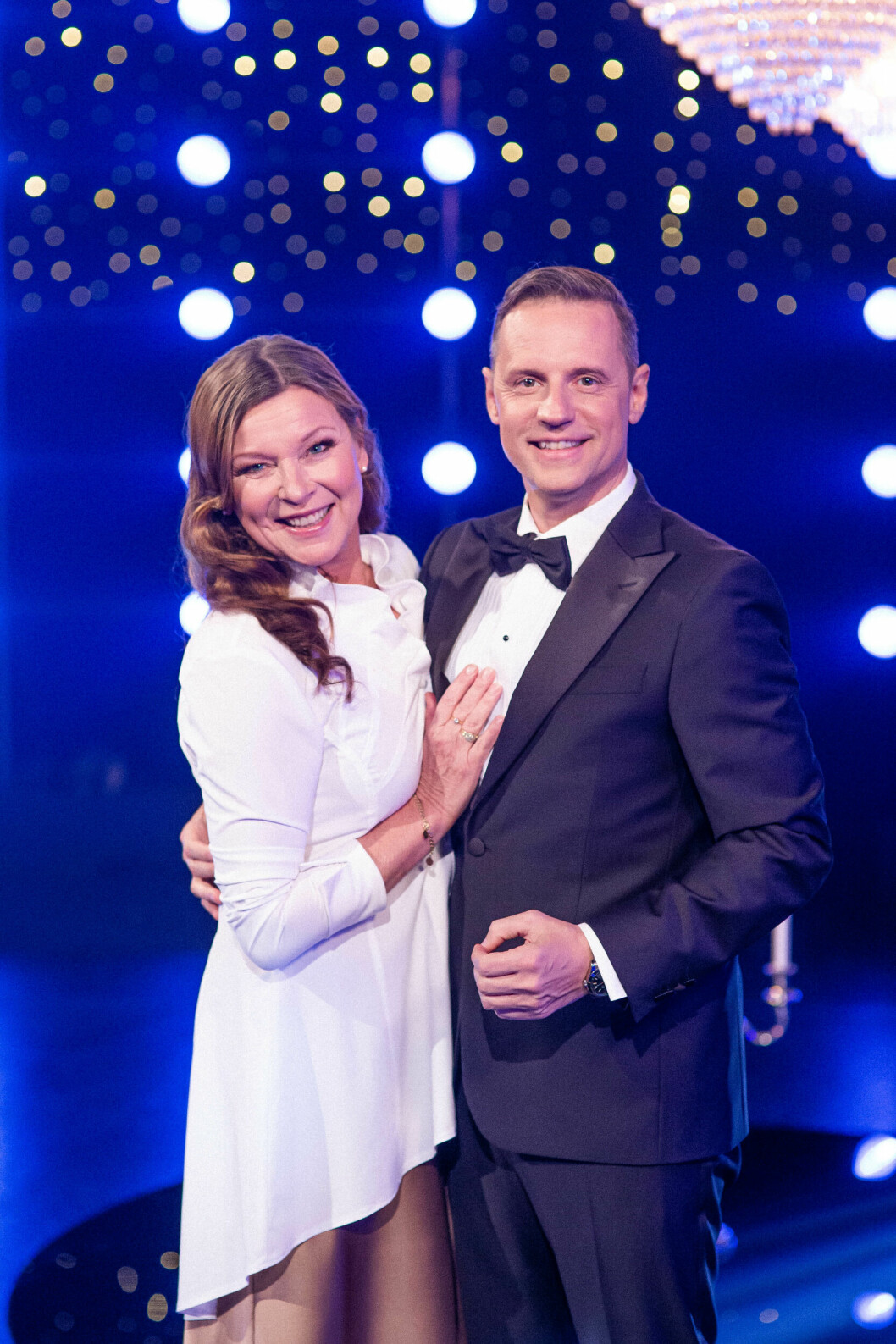 Lotta Engberg och Stefan Odelberg har laddat för Nyårsbingo med feststämning när de vakar in det nya året. Lotta och Stefan festklädda för Nyårsbingo.