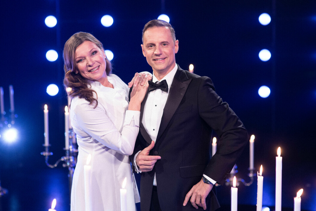 Bingolottos programledare Lotta Engberg och Stefan Odelberg, uppklädda i vit klänning och svart smoking inför Nyårsbingon på nyårsafton.