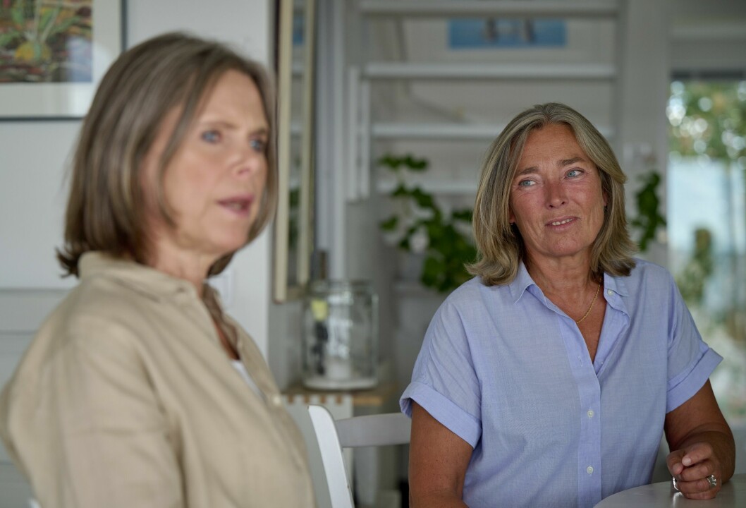 Birgitta Hågemark Olshov och Annika Erlandsson Olshov har slagit sig ner vid ett bord i hemmet i Viken, för att berätta om sin kärlek och om Birgittas bok.