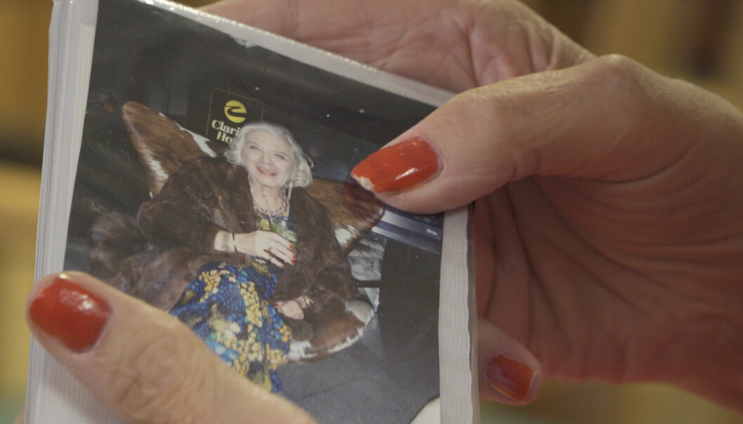 Birgitta har länge klätt sig i kvinnokläder, även om hon inte genomgick könskorrigeringen förrän vid 83 års ålder. Birgitta Lundberg visar ett foto av sig själv i klänning och pälskappa.