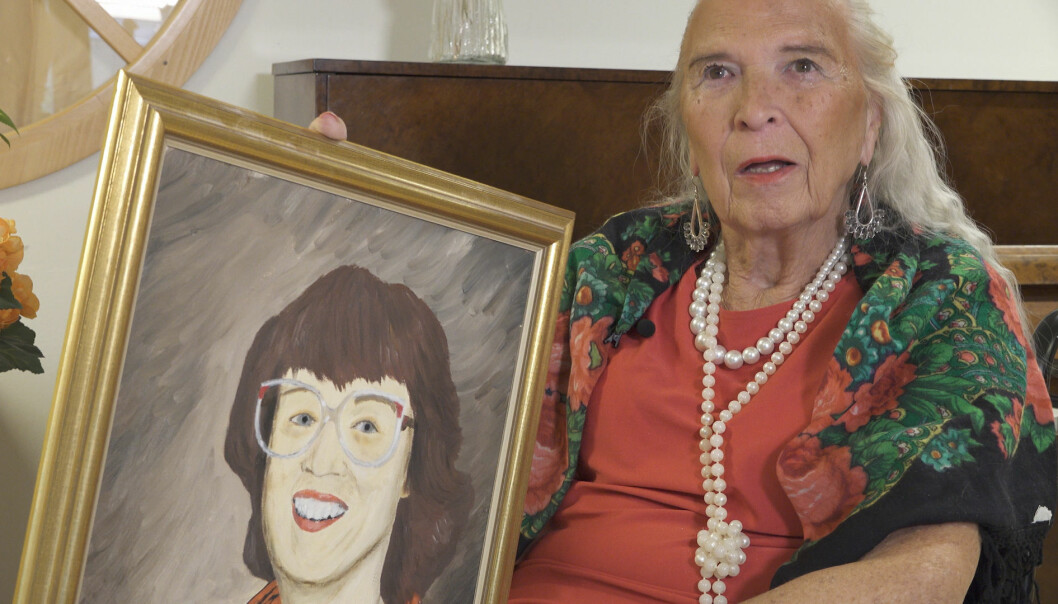 Porträttet av Inger har Birgitta målat i oljat. Birgitta Lundberg visar upp en oljemålning av hustrun Inger.