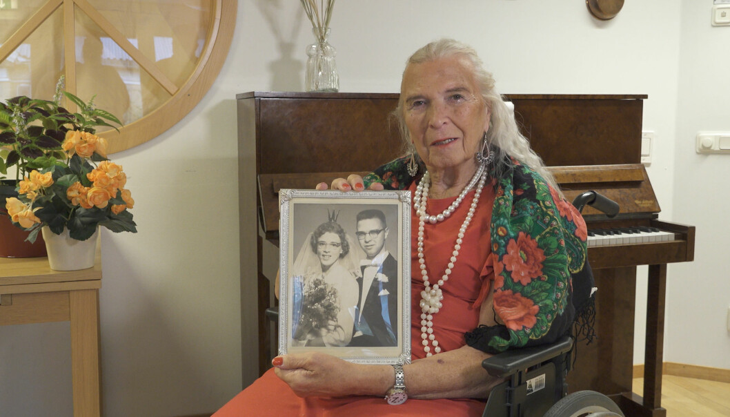 Birgitta med bröllopsfotot som togs när hon gifte sig med sin Inger 1959. Birgitta Lundberg visar upp ett bröllopsfoto på sig själv och hustrun Inger som togs 1959.