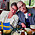 Birgitta och Bengt på sin bröllopsdag. De äter middag och sitter nära varandra.