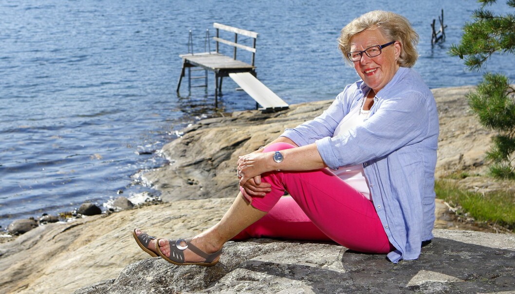 Birgitta Rasmusson vid sin sommarstuga.