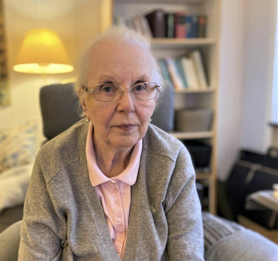 Birgitta kan se tillbaka på ett liv med tvära kast, som gift med en stjärnreporter. Hon reste över hela världen med sin Piers, hamnade mitt i storpolitiken och träffade kändisar som Dalai Lama och Hugh Hefner. Birgitta i en fåtölj hemma i sin lägenhet i Uppsala.