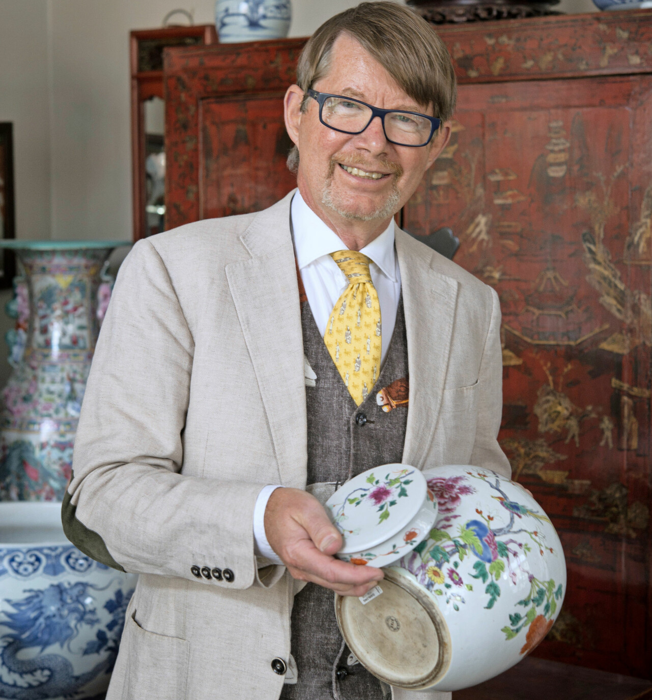 Björn Gremner är expert på ostindiskt porslin och hur man känner igen äkta vara.