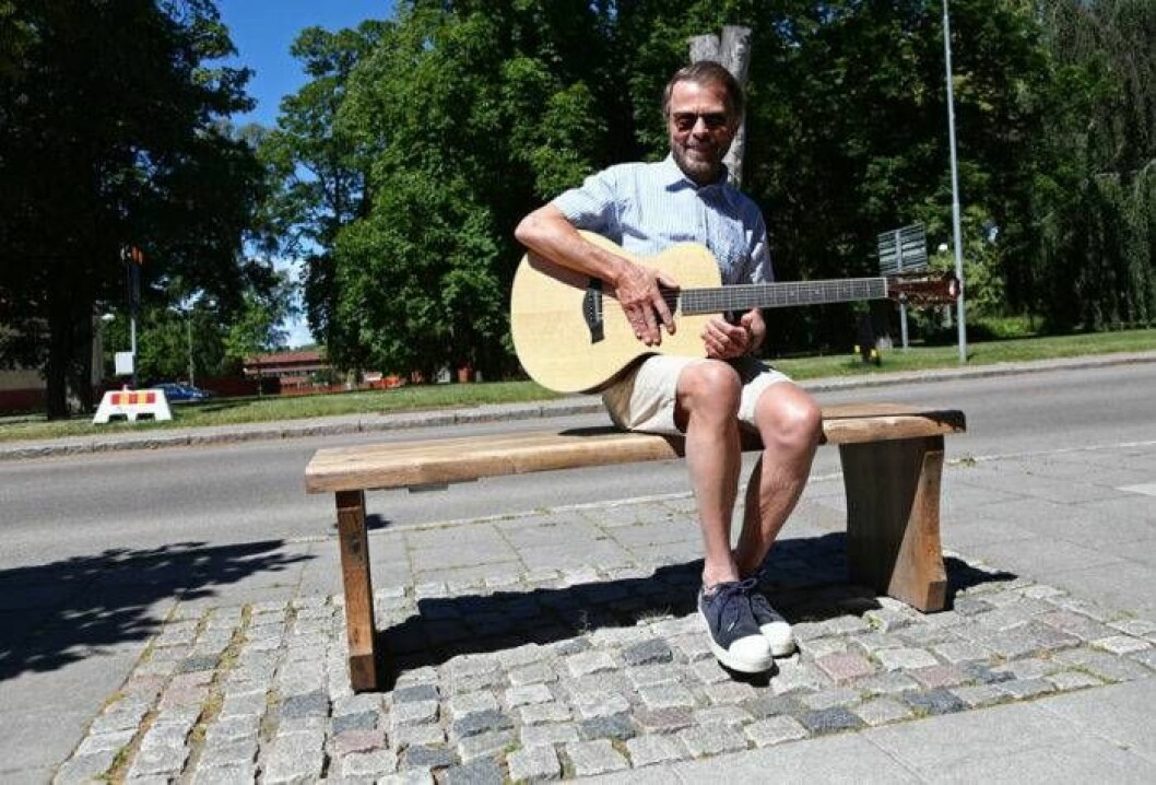 Bänken i Linköping där Björn och Benny träffades 1966. Grunden till en hyfsat framgångsrik karriär. Bild: IBL Bänken i Linköping där Björn och Benny träffades 1966.