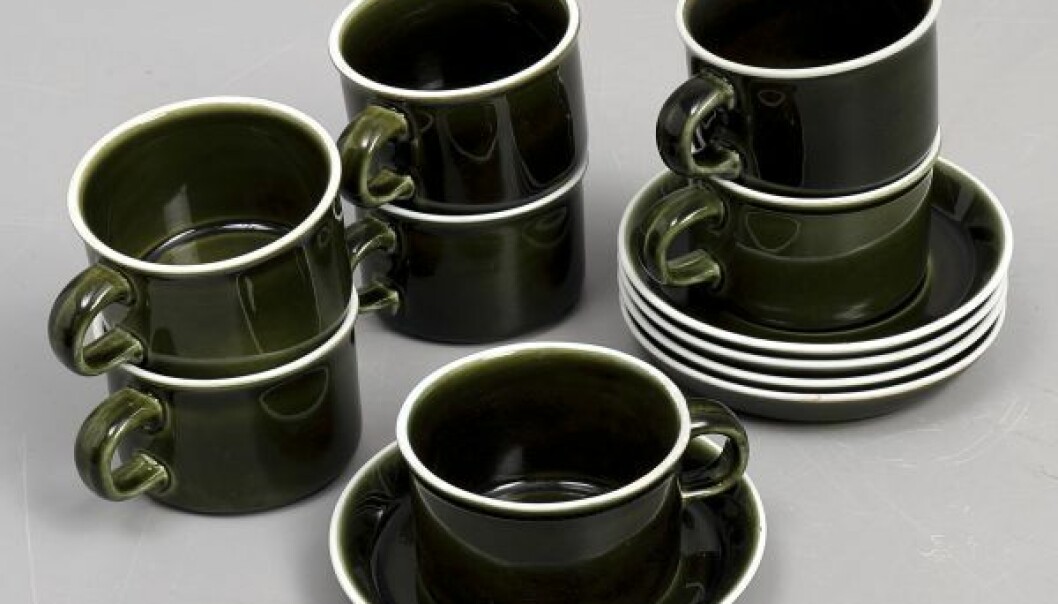 Tio delar av mörkgrön kaffeservis från serien Vardag.