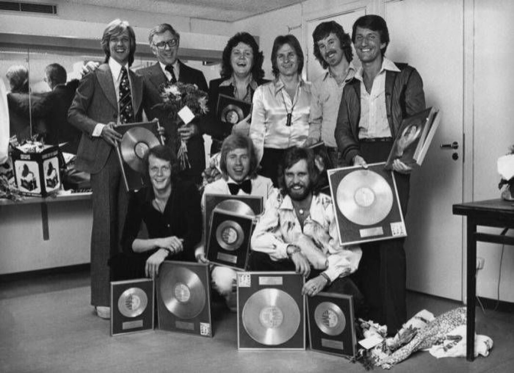 Björn Skifs och Bengt Palmers med Blåblus får guldskivor 1975 musiker bla Michael Areklew, Ladislav Balaz, Tommy och Anders Berglund.Heinke Ekestubbe, Janne Guldbäck samt Bo Liljedahl. Bild: IBL Björn Skifs och Bengt Palmers med Blåblus får guldskivor 1975 musiker bla Michael Areklew, Ladislav Balaz, Tommy och Anders Berglund.Heinke Ekestubbe, Janne Guldbäck samt Bo Liljedahl