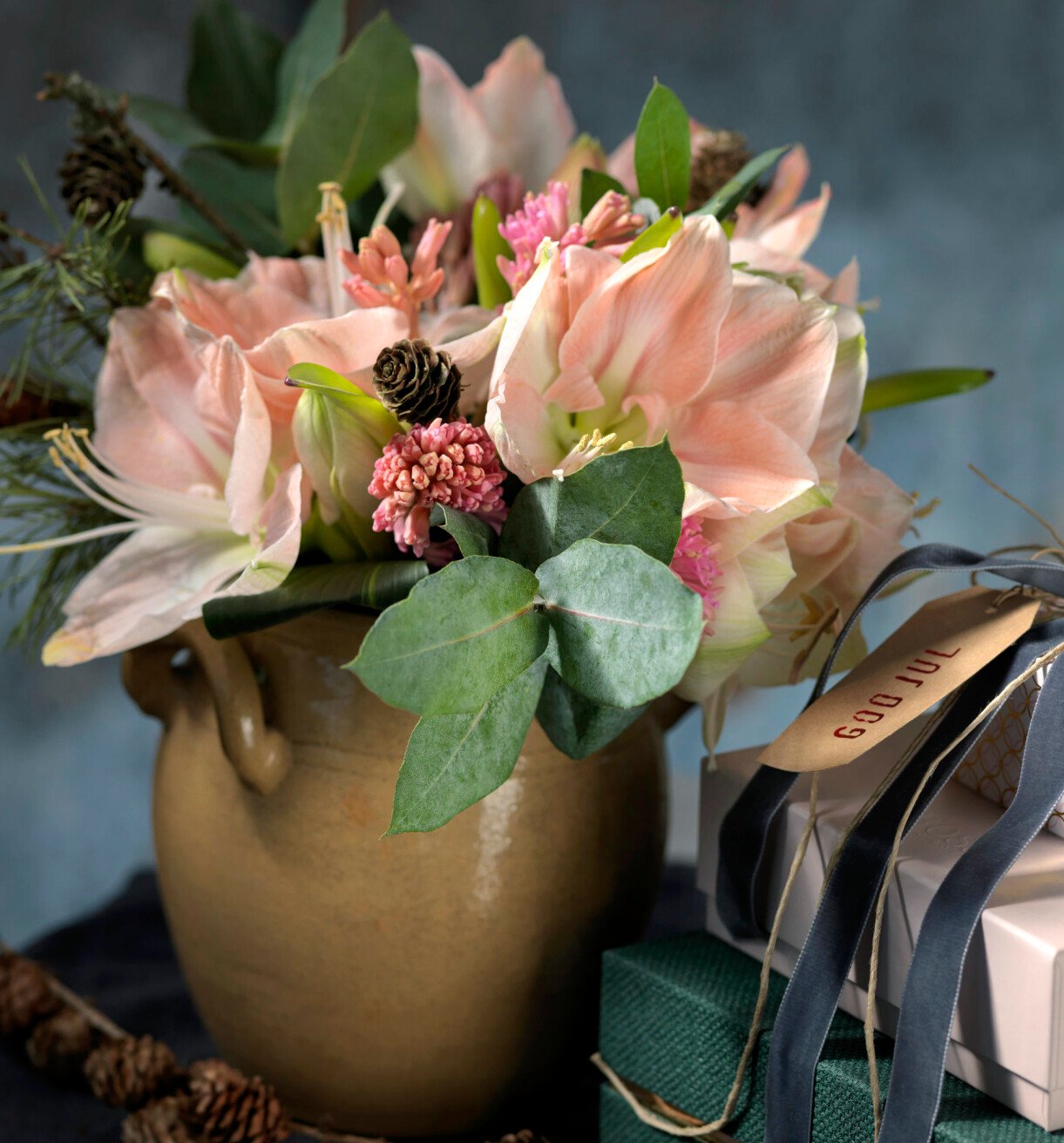 Blandbukett med pastellfärgad amaryllis.