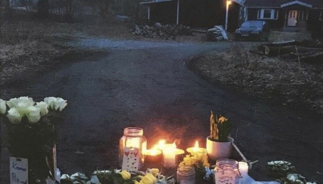 Blommor och tända ljus utanför Berits hus.