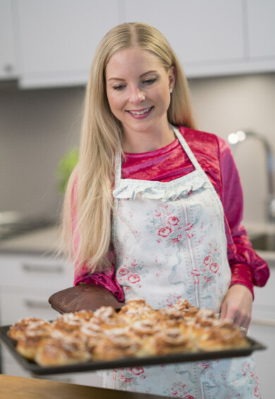 Anneli Bark säger att hon inte längre saknar vetemjölet – kanelbullarna blir minst lika goda glutenfria. Foto: Jennifer Glans Bloggaren Anneli Bark bakar glutenfria kanelbullar.