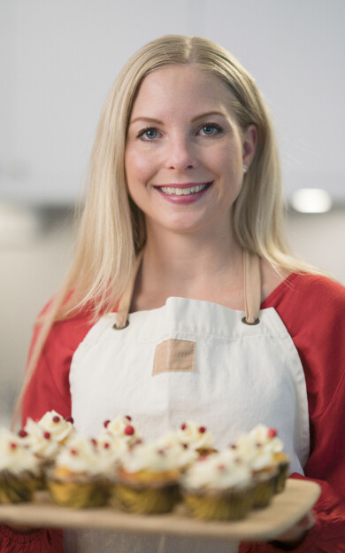 För Anneli Bark är det en självklarhet att glutenintoleransen inte får sätta stopp för hennes stora bakintresse. Foto: Jennifer Glans Bloggaren Anneli Bark med glutenfria muffins.