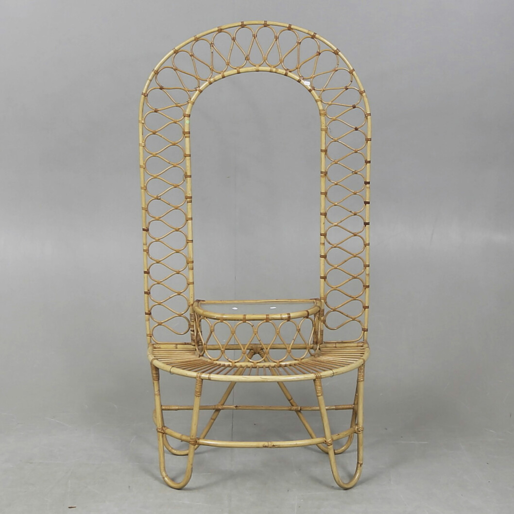 Blombord i rotting och glas är ganska vanliga på andrahandsmarknaden, men den här modellen med halvcirkelformat bord och hög spaljé är i en klass för sig. Vinnande bud blev 600kr hos Gomér & Andersson 2019. Blombord i rotting och glas med hög halvcirkelformad spaljé.