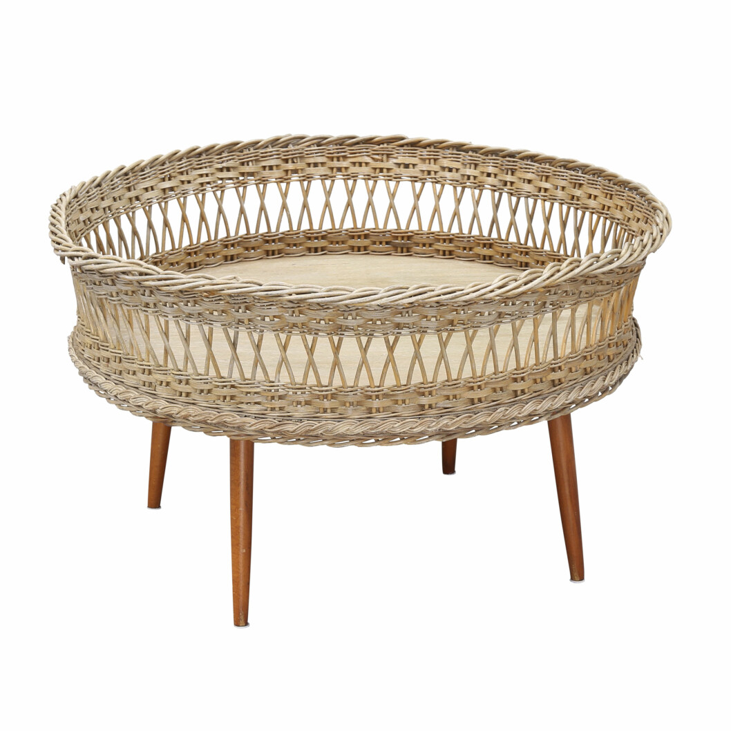En riktig blomsterkorg! Med en diameter på 77cm finns gott om plats för grönska i det 45cm höga blombordet.Växjö Auktionskammare anser det vara värt 1200kronor. Rund blomsterkorg i rotting med fyra träben.