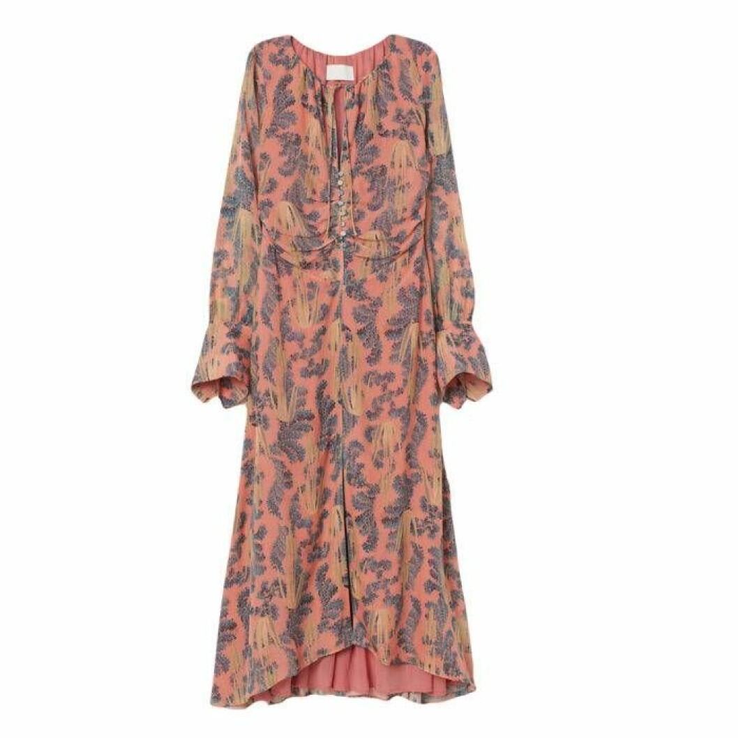 Sidenklänning från H&M, <a href="https://apprl.com/al/4klI/" target="_blank" rel="noopener">här kan du köpa den</a>. Blommig klänning från H&M