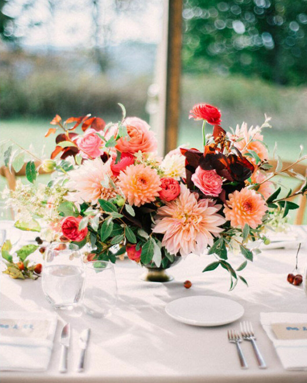 Foto via: <a href="http://poppiesandposies.com/portfolio/mollie-rob/" target="_blank" rel="noopener">Poppies & Posies </a> Dekorera med blommor även i höst