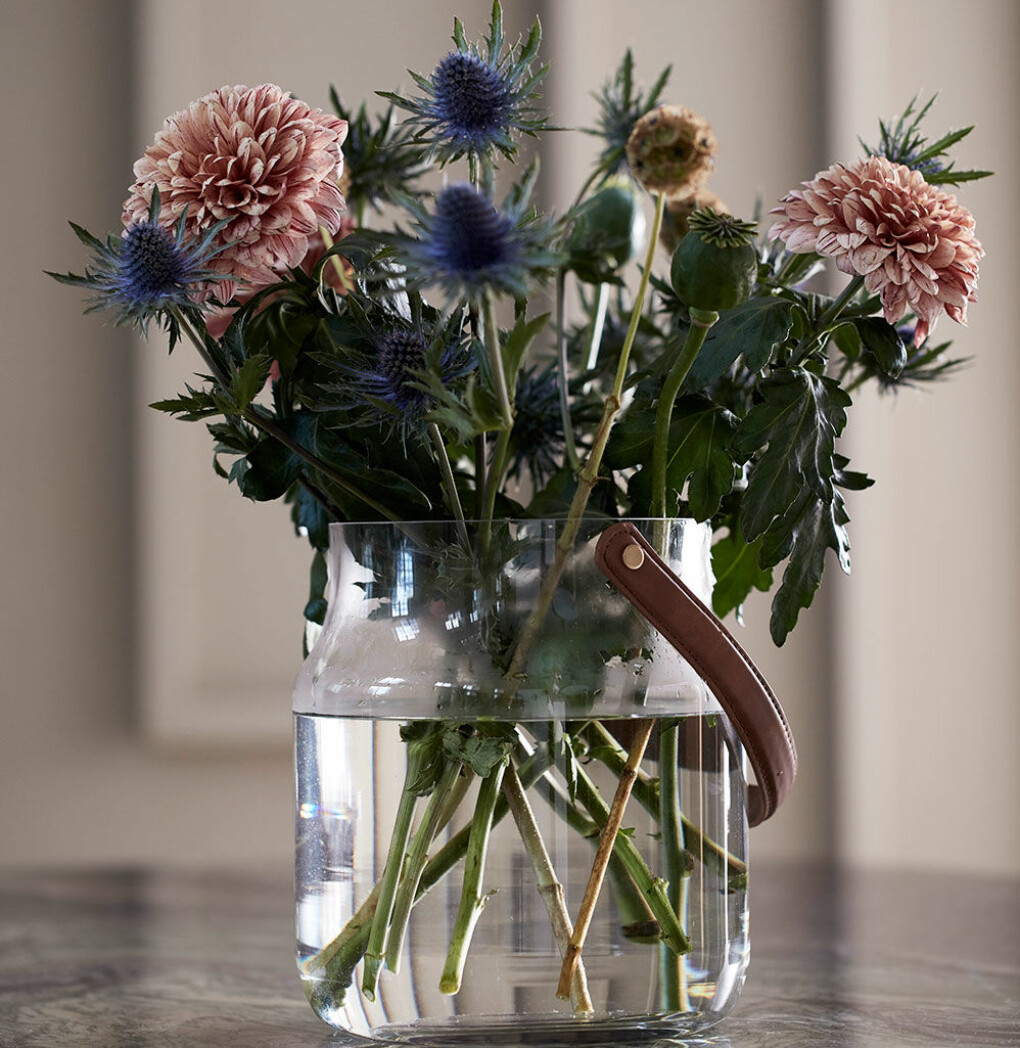 Blommor i en genomskinlig vas.