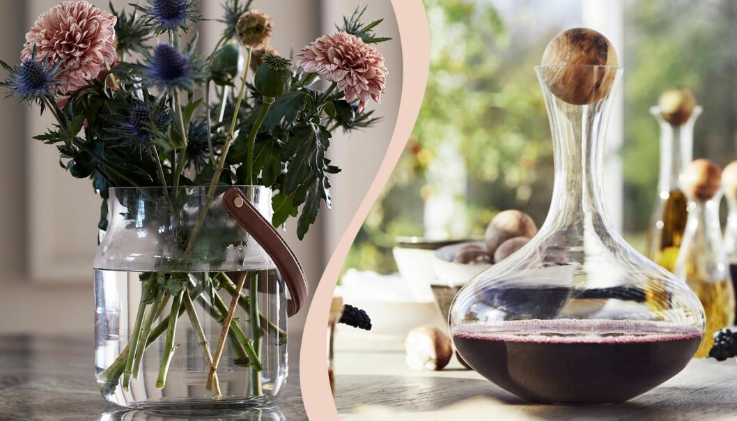 Blommor i en glasvas och rödvin i en stor karaff.
