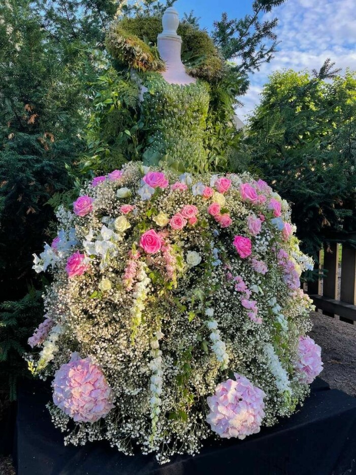 ”Flora” visades i Linnéträdgården under utställningen. Blomsterklänningarna är tänkta att föra betraktaren till en tid för länge sen, och bjuda in till sagans och naturens magi. Blomsterklänning.