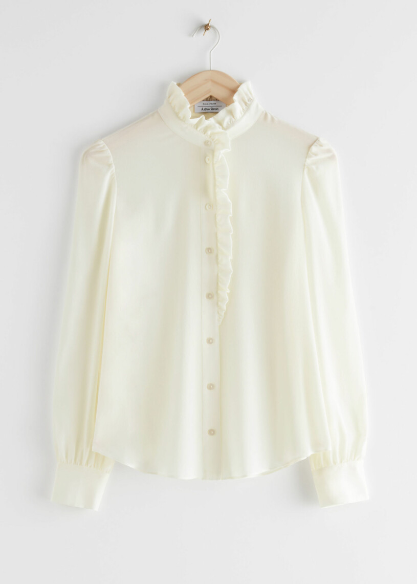 Blus med volanger.