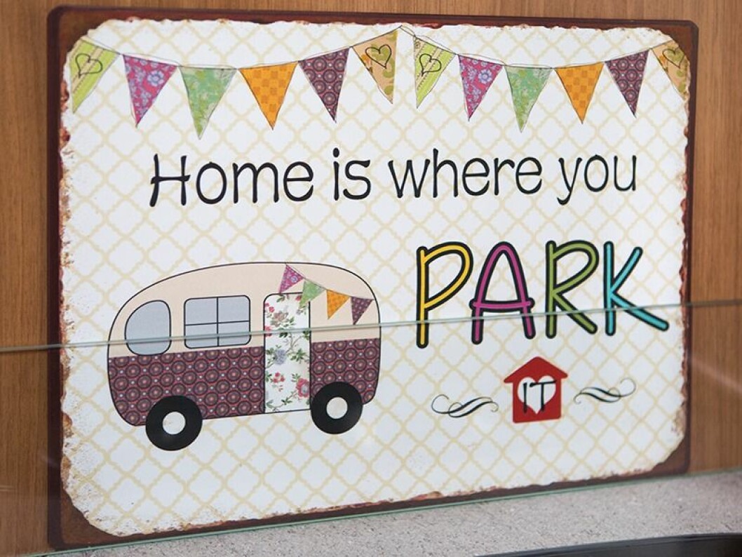 Skylt på husbil med texten "Home is where you park"